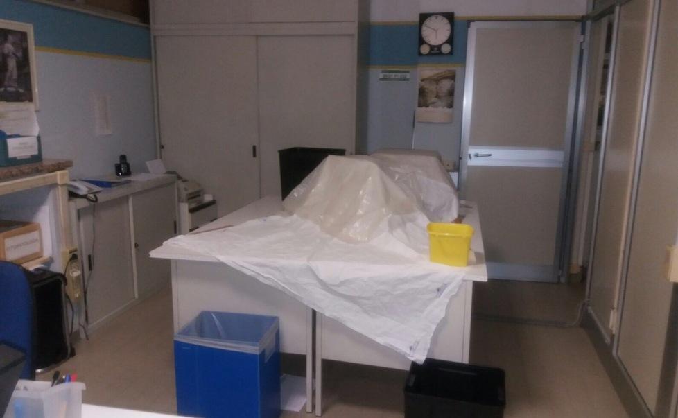 Piove in ospedale: pc e strumenti coperti dai teloni