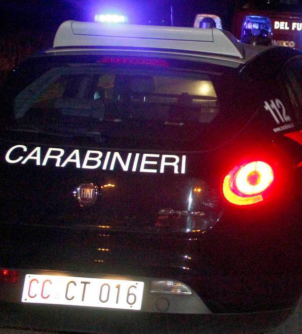 La chiudono a chiave in sala e rubano nelle camere da letto