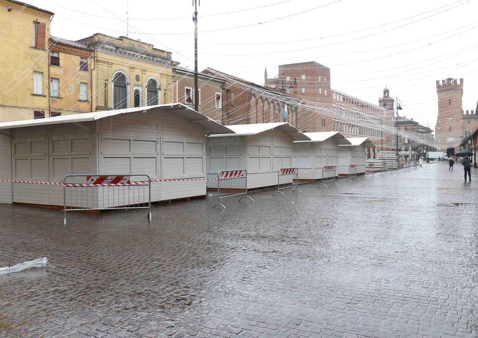 Allestimento delle bancarelle di Natale 