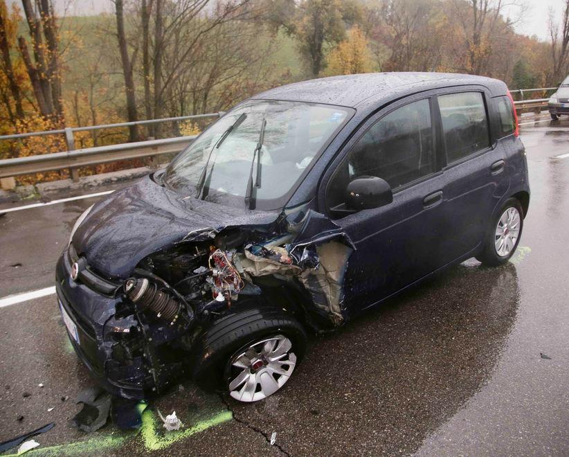 Schianto frontale, muore un 63enne 