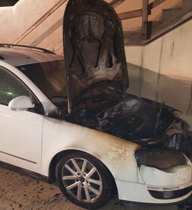 Assolo, auto prende fuoco Passat in fiamme a Terralba