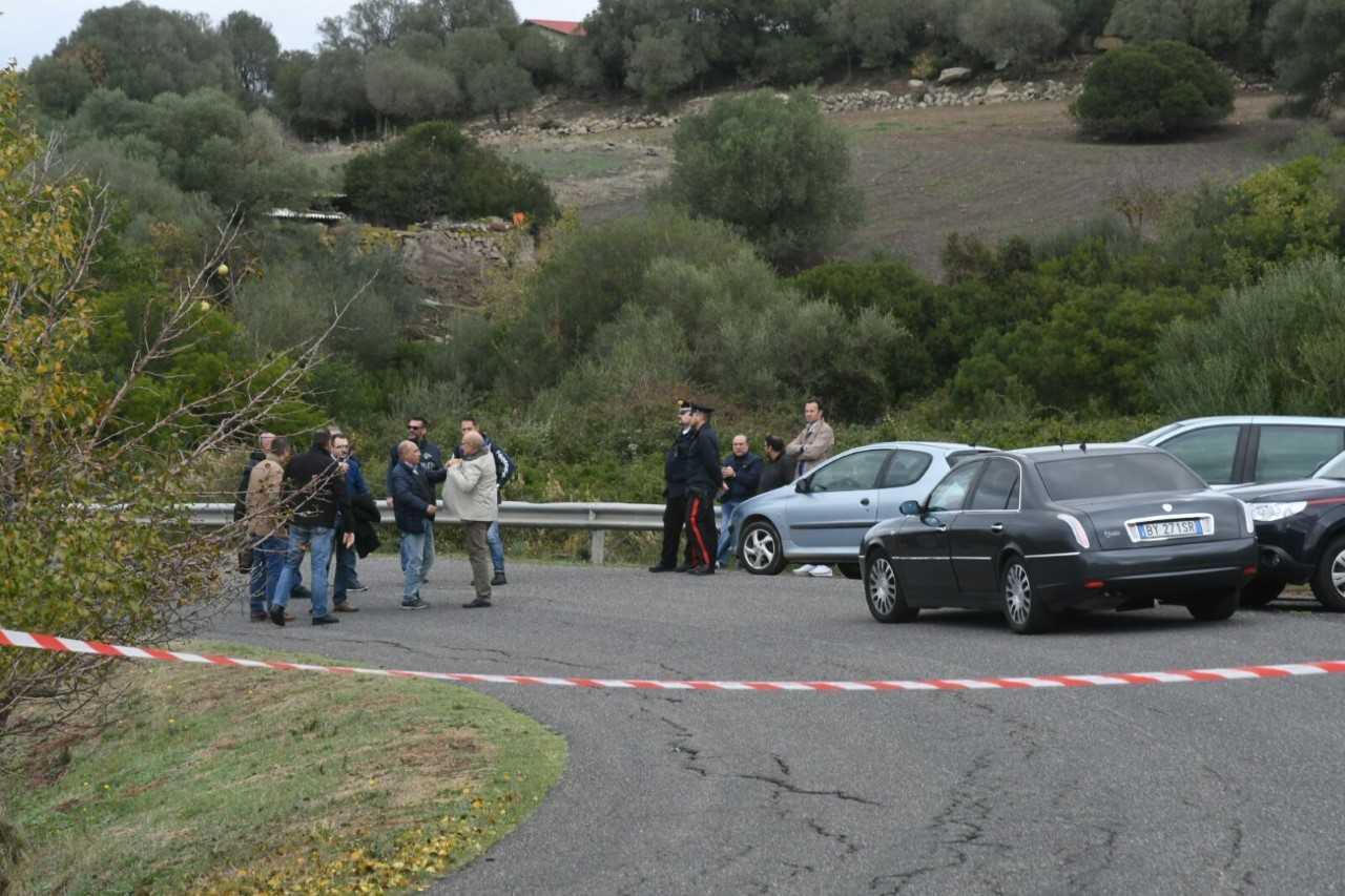 Il procuratore Domenico Basso (al centro nella foto) all'arrivo sul luogo del duplice omicidio