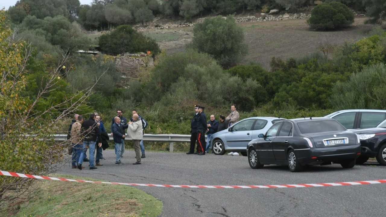 Il procuratore Domenico Basso (al centro nella foto) all'arrivo sul luogo del duplice omicidio