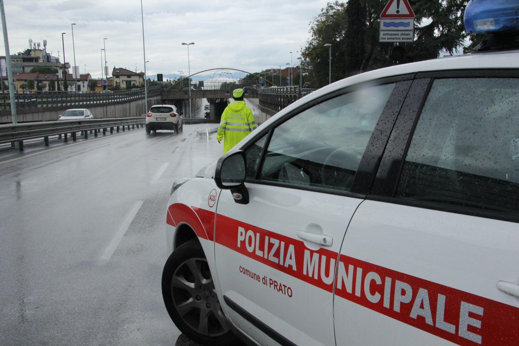 Guida senza patente il furgone non coperto da assicurazione 