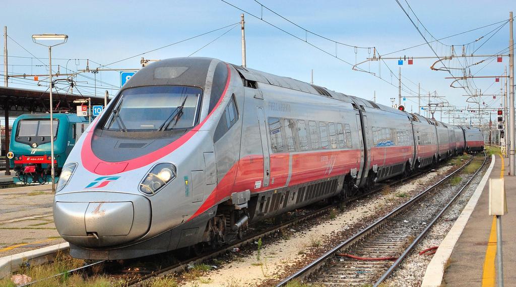 Un treno a alta velocità Freccia Argento