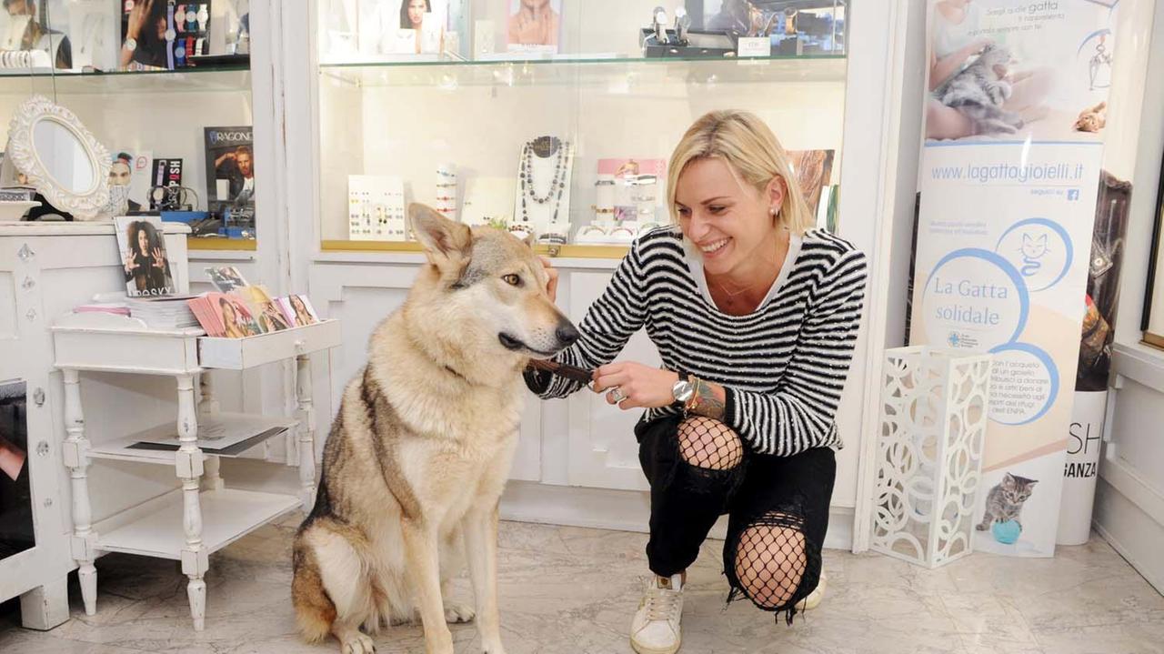 Martina Cecchini insieme a Makia in negozio (foto Paolo Barlettani)
