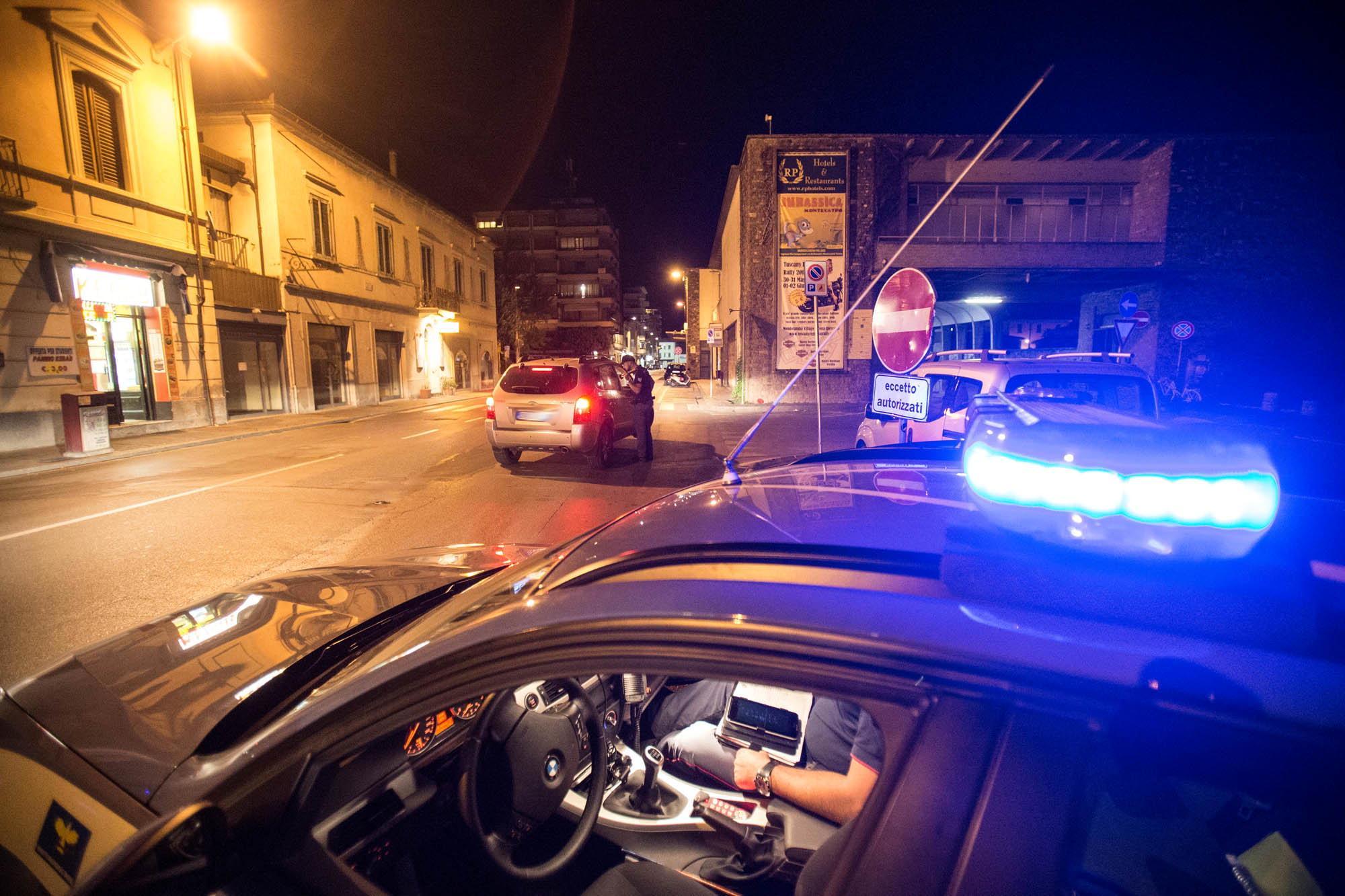 Controlli della Polizia alla stazione piccola (Foto Nucci)