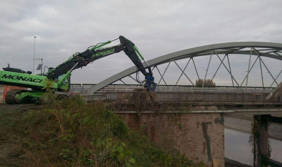 La demolizione del vecchio ponte