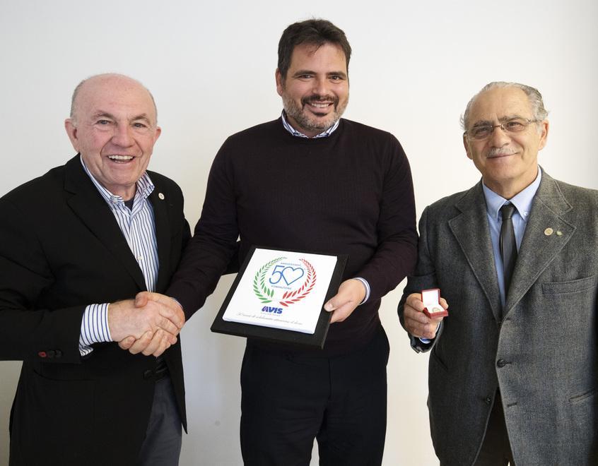 La targa dell’Avis per i 50 anni dell’associazione