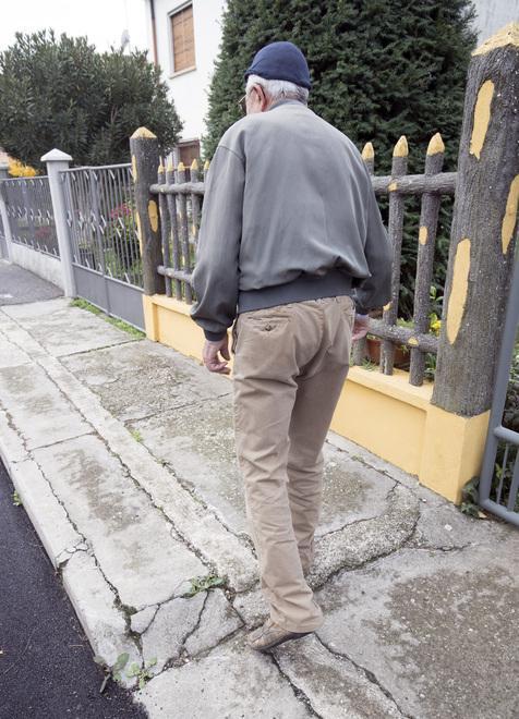 Marciapiedi da rifare «Fondo dissestato Si rischia di cadere» 