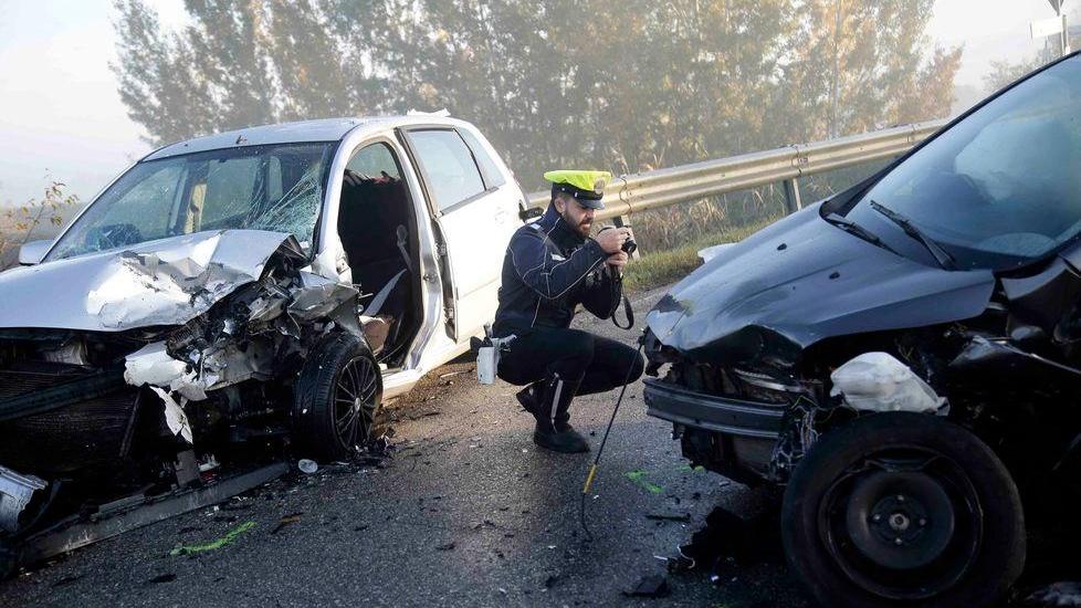 Frontale fra due auto a Roncocesi