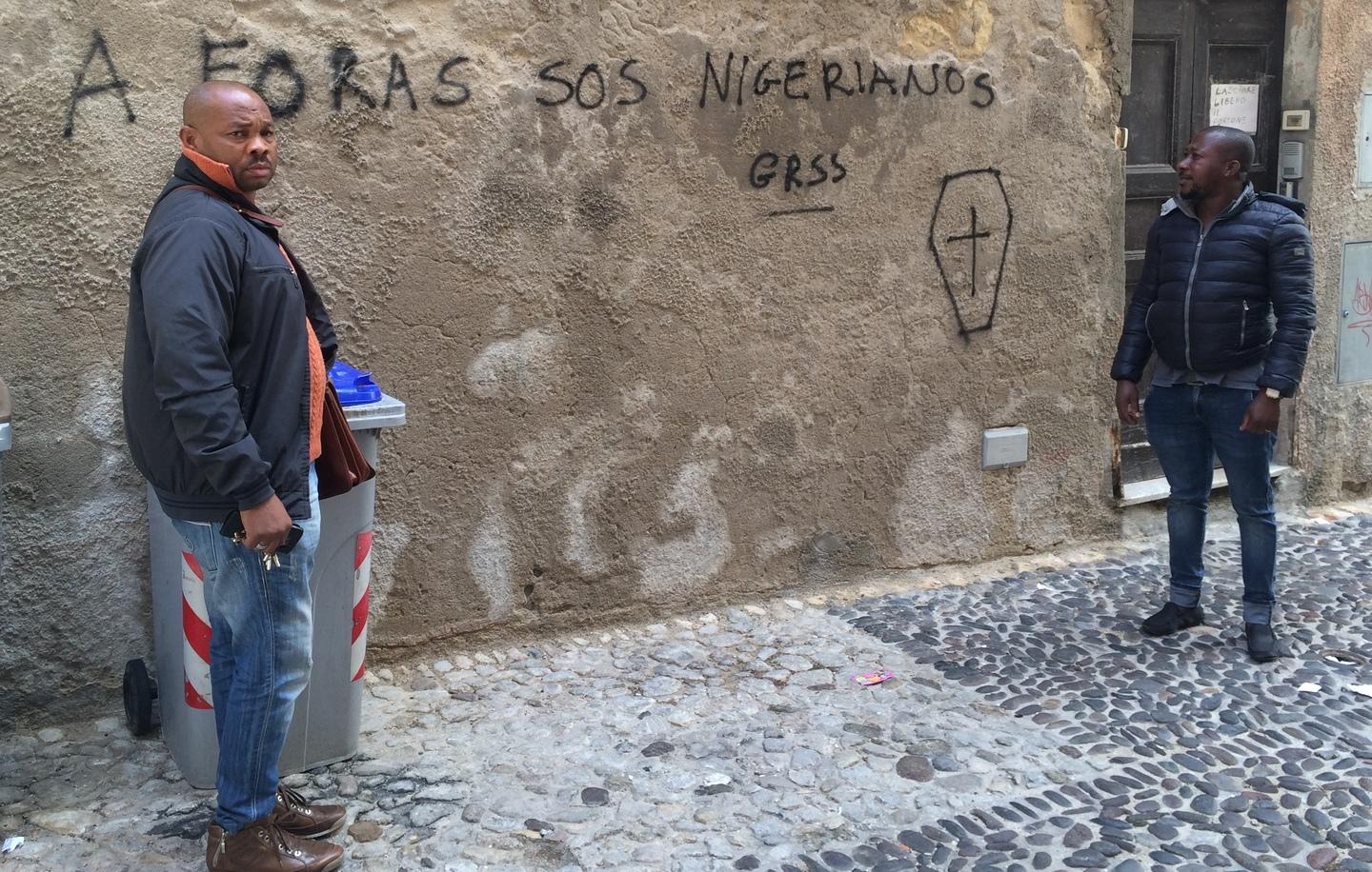 Sassari, scritte nel centro storico: «I nostri figli offesi con parole di odio» 