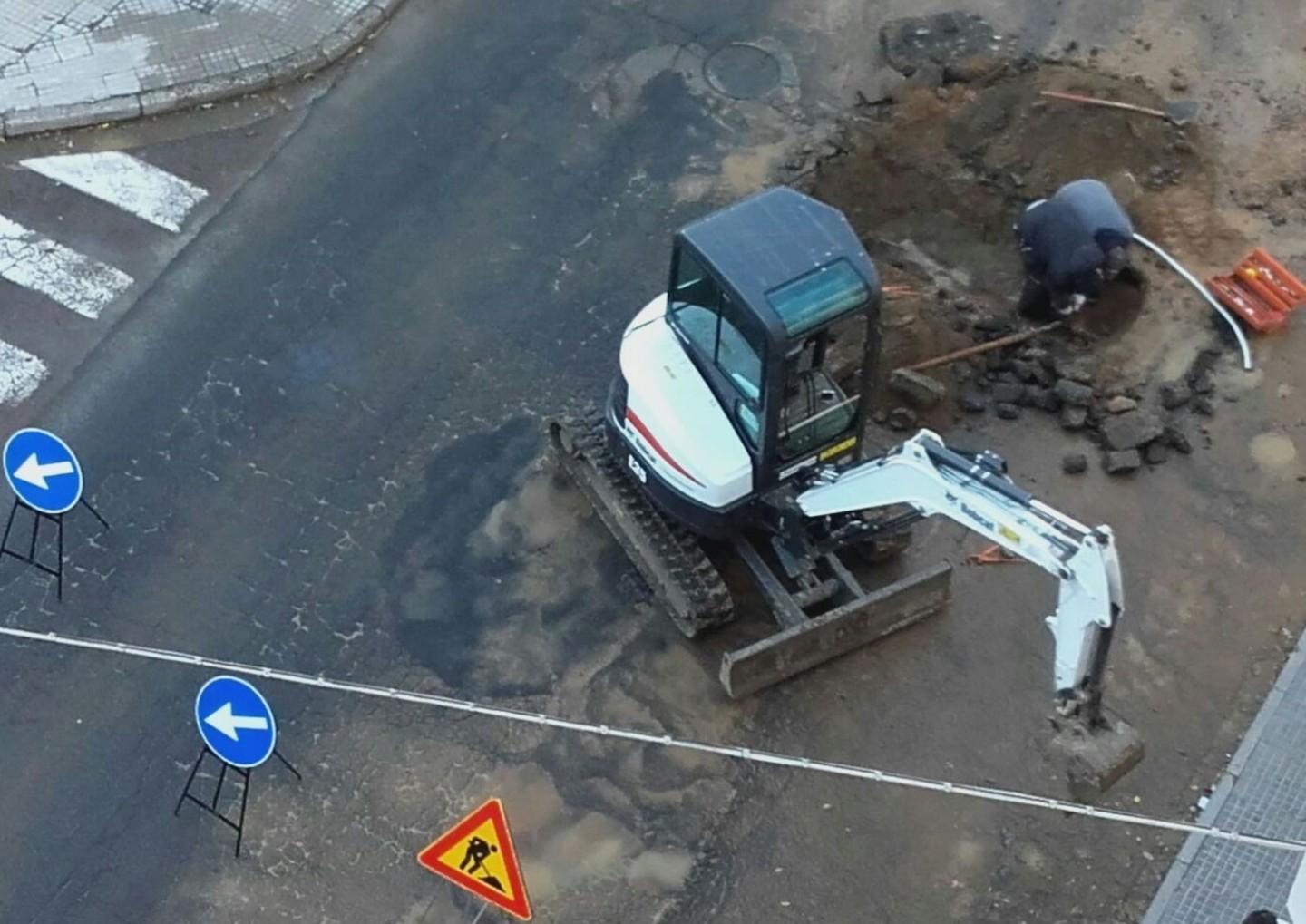 Perdita d’acqua, un escavatore in azione