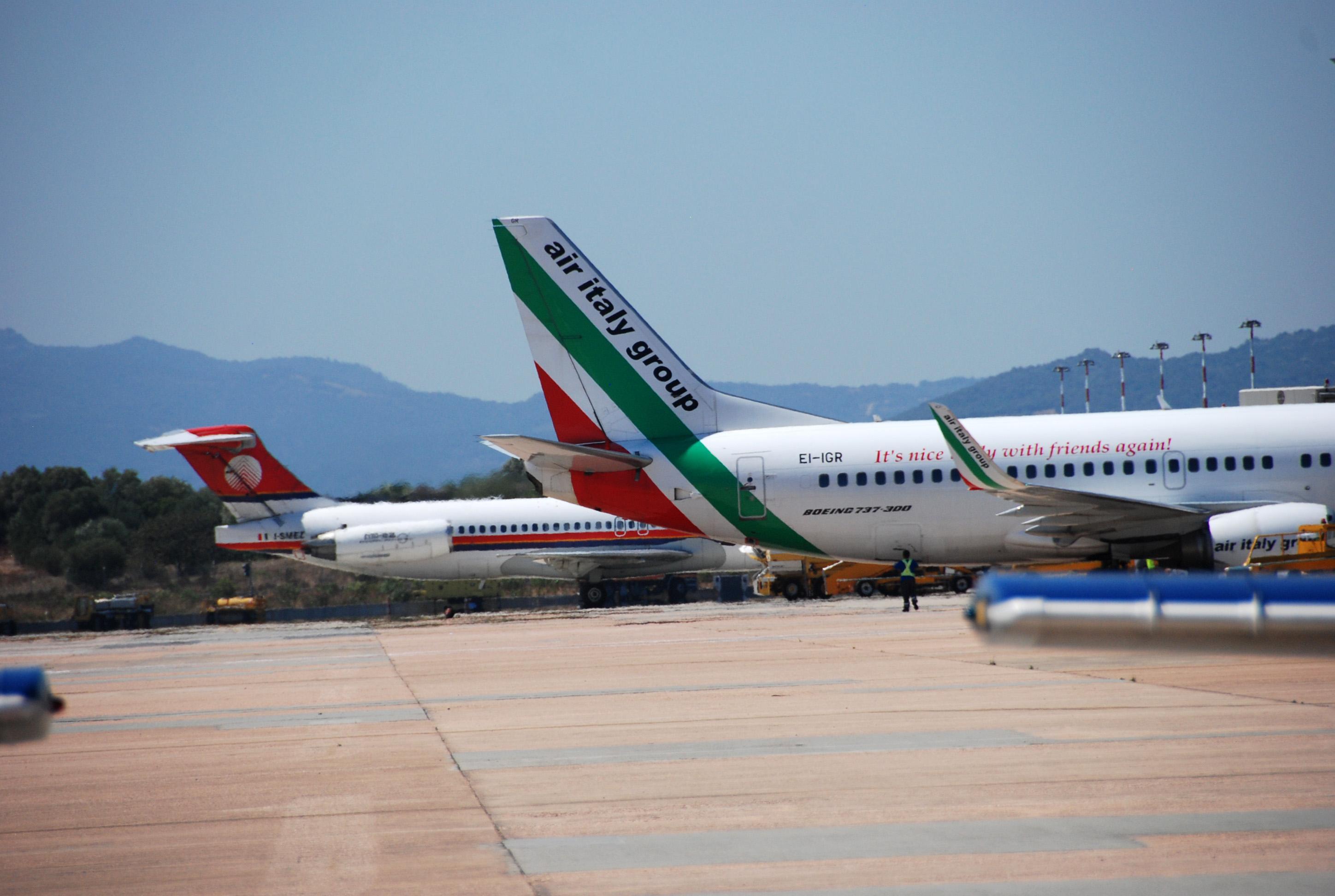 Aerei Meridiana e Air Italy in pista a Olbia