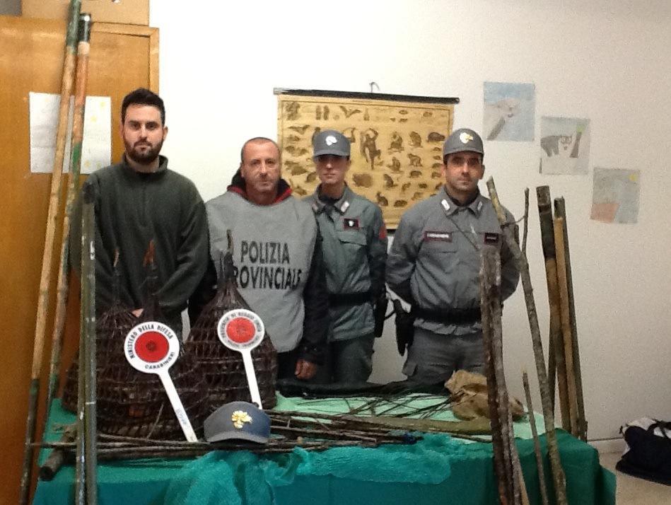 Caccia gli uccelli con esche vive e "colla", denunciato bracconiere  