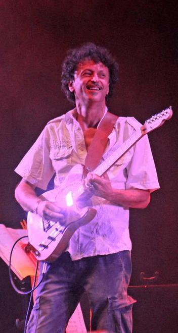Nick Becattini durante un concerto (foto Lorenzo Gori)