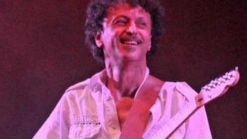 Nick Becattini durante un concerto (foto Lorenzo Gori)