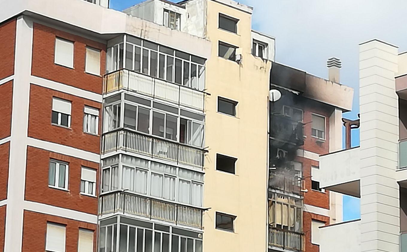 Il palazzo incendiato in viale Italia a Sassari