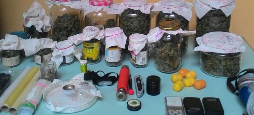 Il materiale sequestrato dai carabinieri dopo l'arresto del giovane