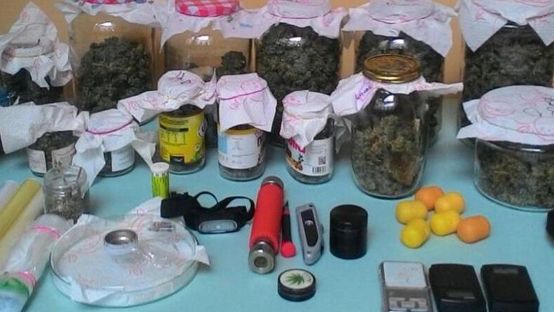 Il materiale sequestrato dai carabinieri dopo l'arresto del giovane