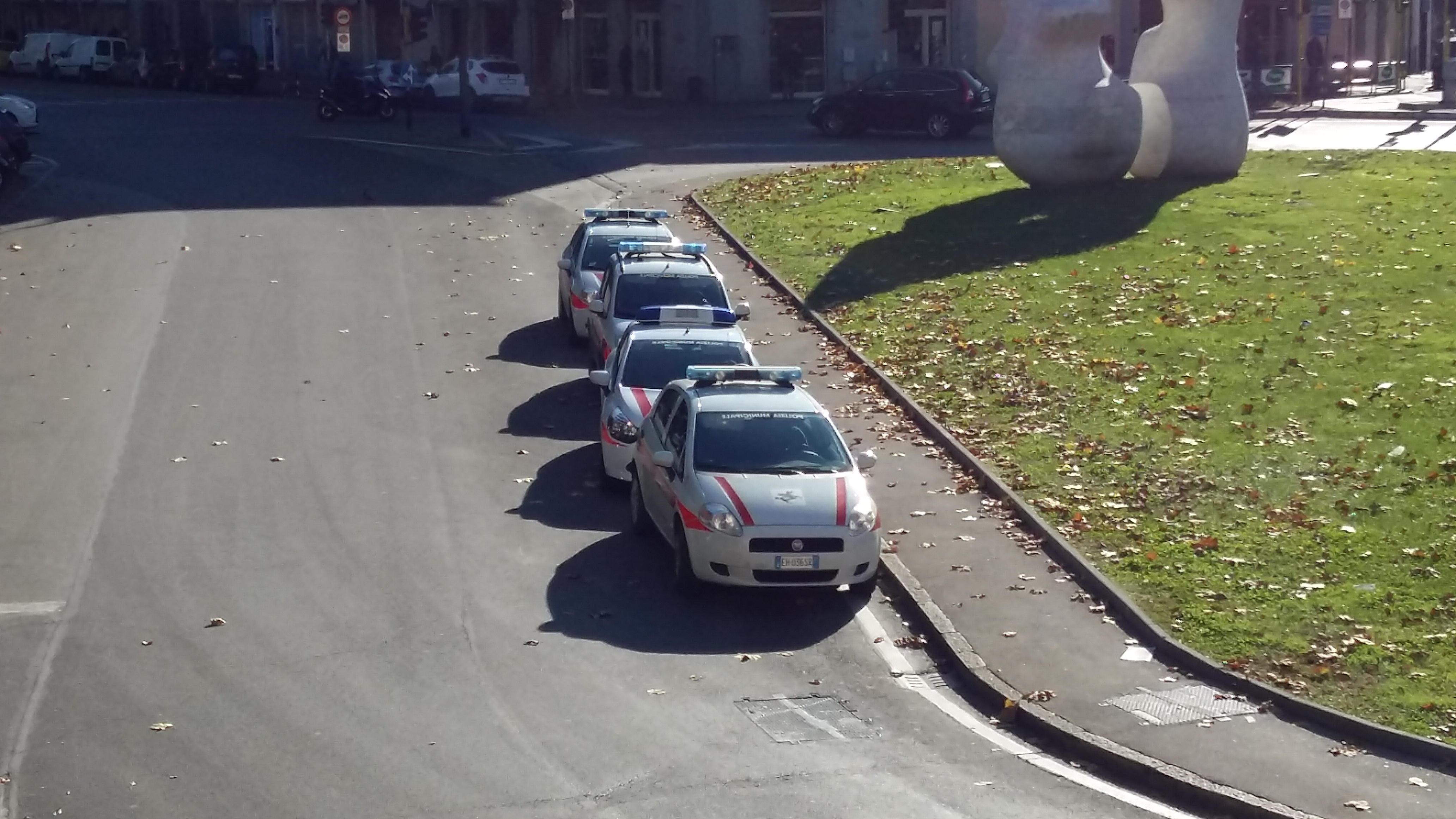 Le auto della polizia municipale lasciate in divieto di sosta