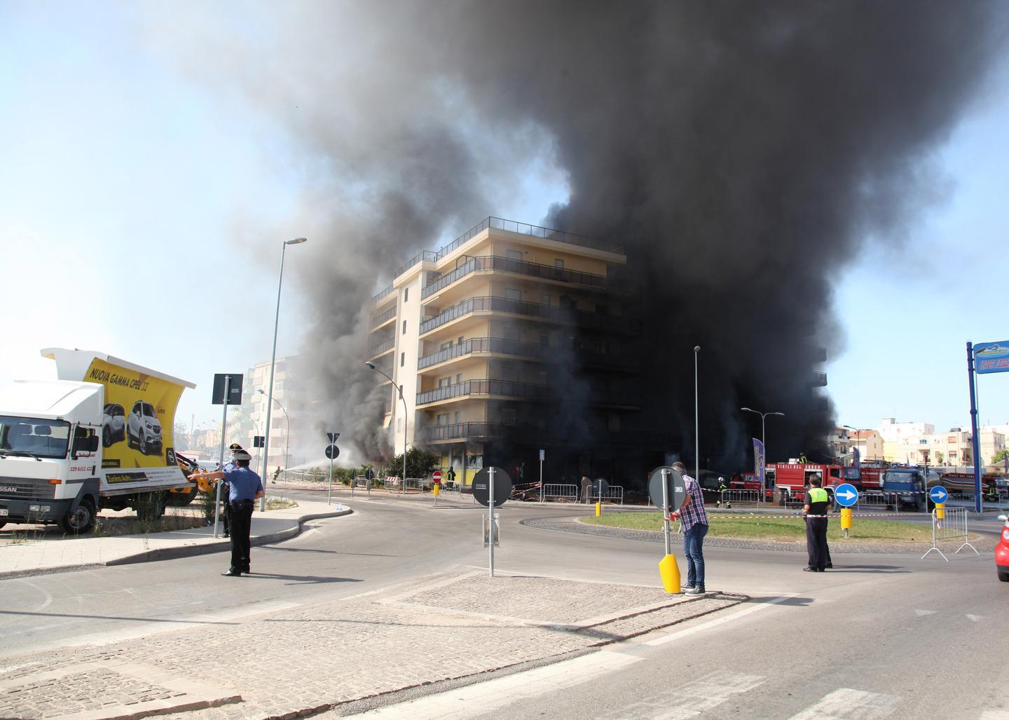 Palazzo incendiato ad Alghero: ci sono 8 indagati 