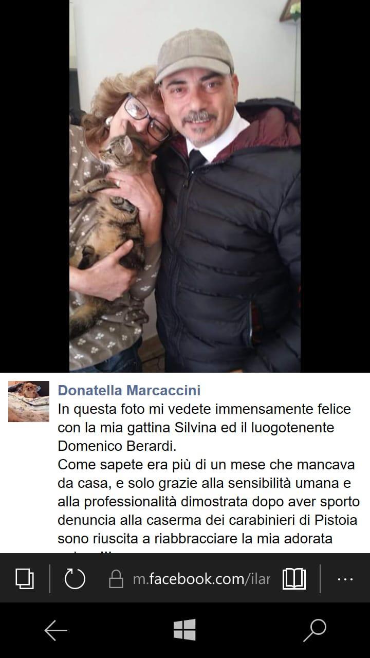 La signora Marcaccini con il luogotenente Berardi e la gattina ritrovata