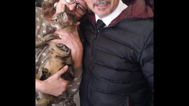 La signora Marcaccini con il luogotenente Berardi e la gattina ritrovata