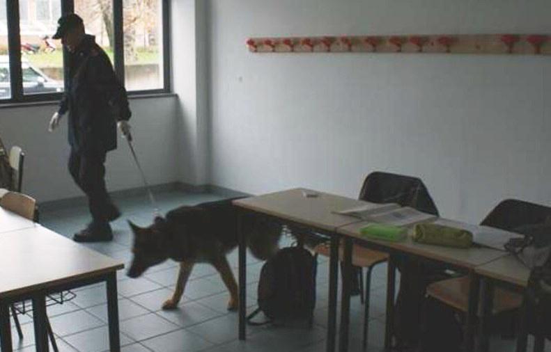 Nasconde la droga nello zaino delle compagne 