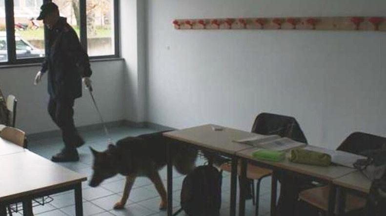 Nasconde la droga nello zaino delle compagne