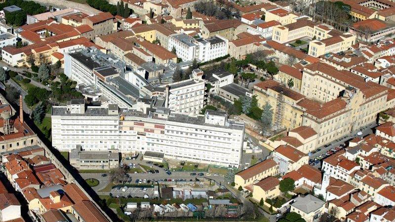 Il vecchio ospedale Misericordia e Dolce, costruito negli anni Sessanta in centro storico, dentro le mura