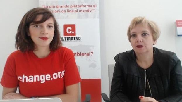 Ilaria Bonuccelli (nella foto a destra) durante una diretta Facebook sul telemarketing nella sede di Change.org