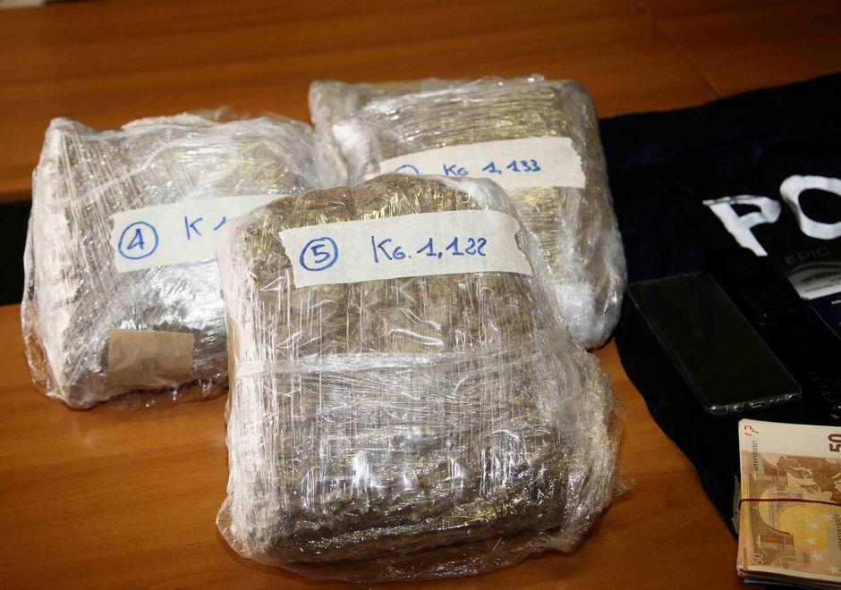 Reggio Emilia: aveva 11 chili di marijuana, è ai domiciliari 