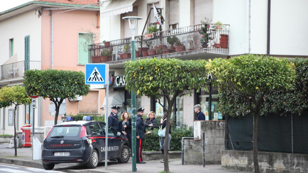 I carabinieri davanti alla Cassa di risparmio di Lucca di Capezzano Pianore (Fotomania)
