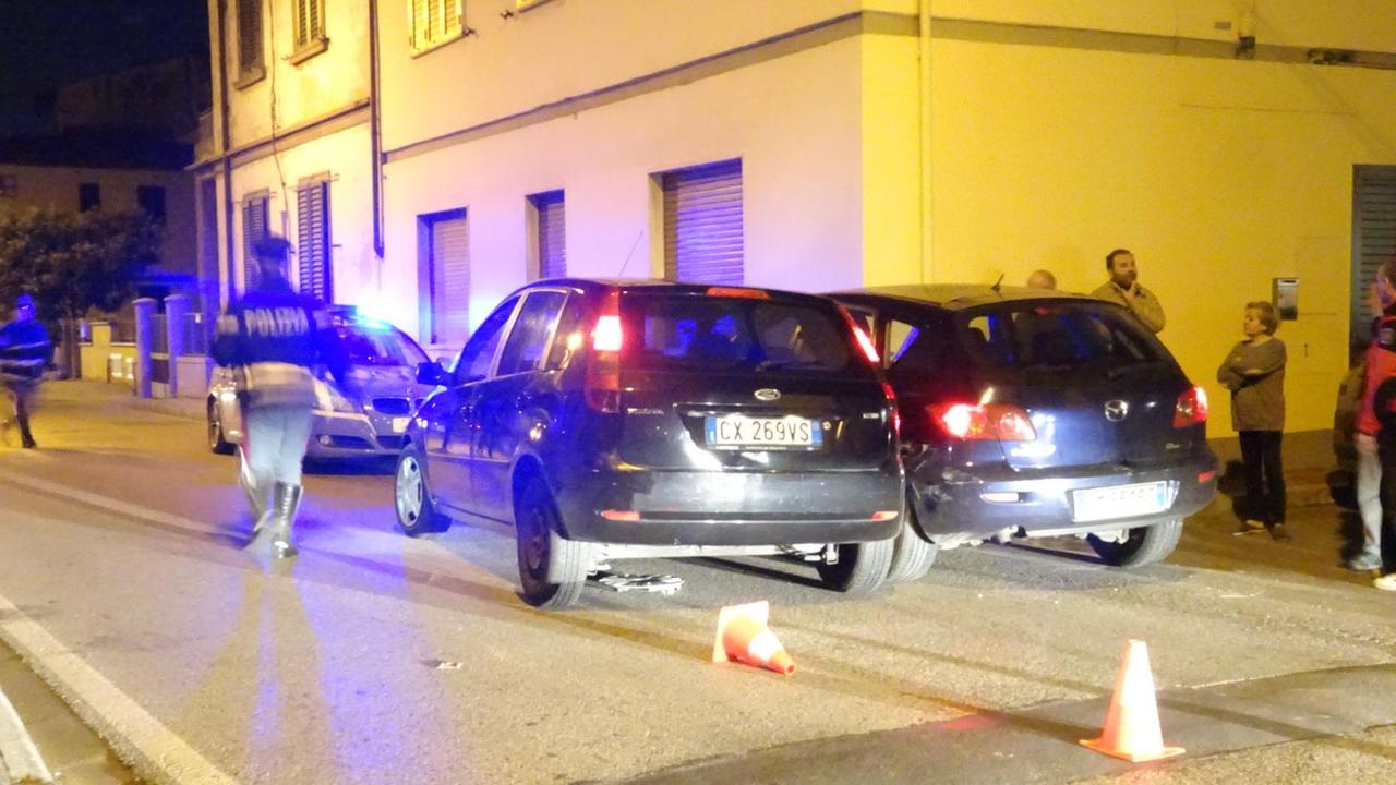 L'incidente in via Selva ad Agliana, dove la polizia ha arrestato i fuggitivi (Foto Gori)
