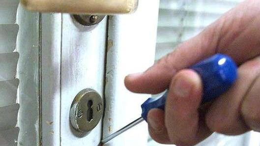 Va a fare una commissione e i ladri gli rubano l’auto