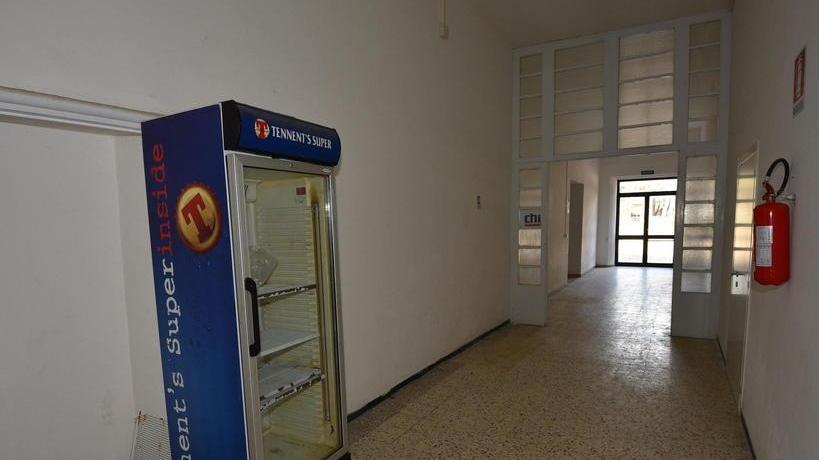 Nel cortile delle Medie cabine rotte e pali divelti