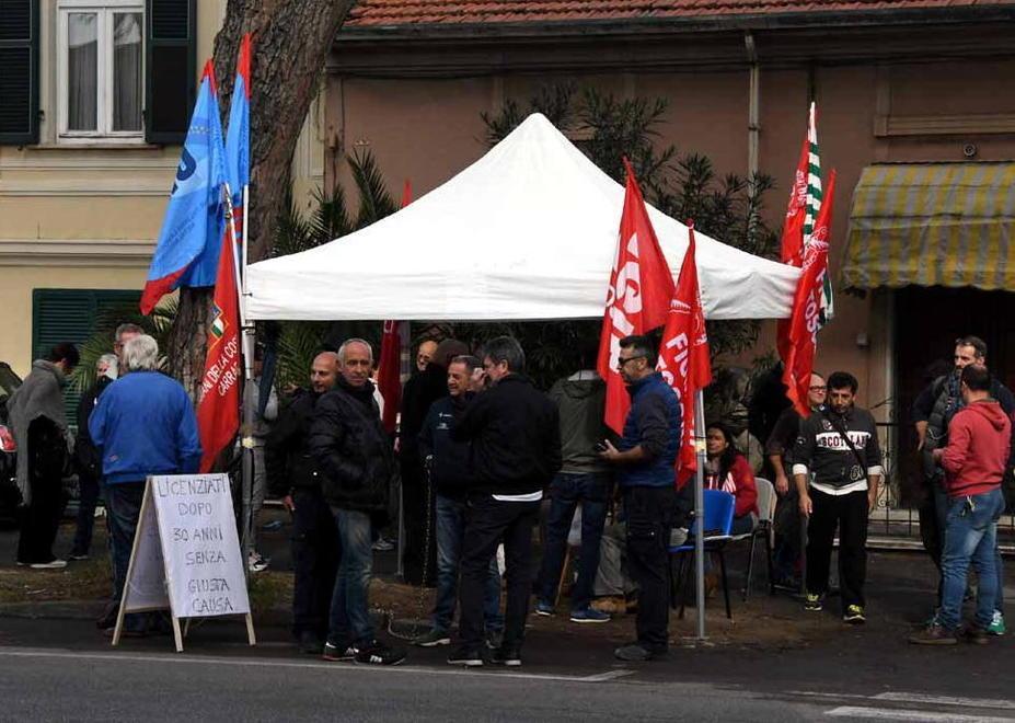I lavoratori: ritirate i licenziamenti 