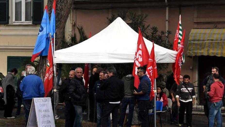 I lavoratori: ritirate i licenziamenti