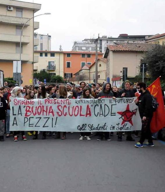 «Scuola-lavoro è sfruttamento» Collettivo studentesco in piazza 