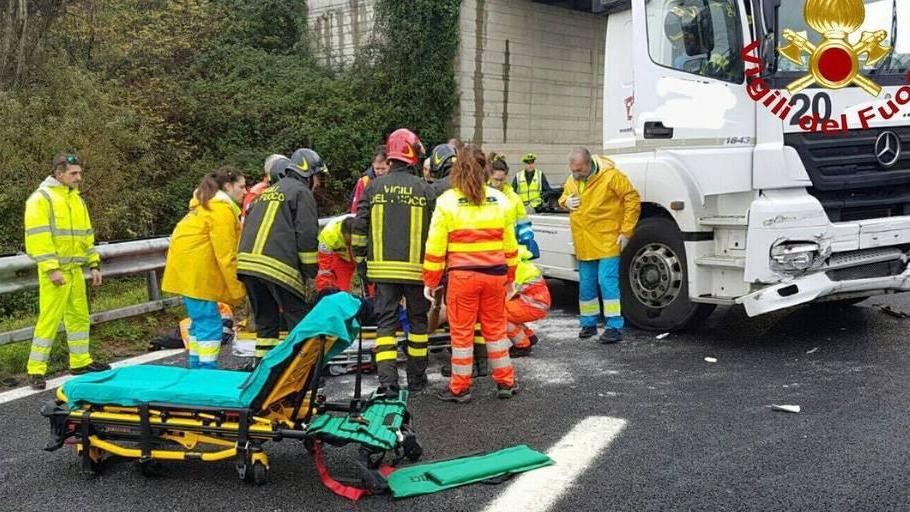 Col camion contro il guard-rail: ferito