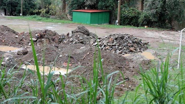 Campo di calcio, i detriti dell’alluvione ancora là