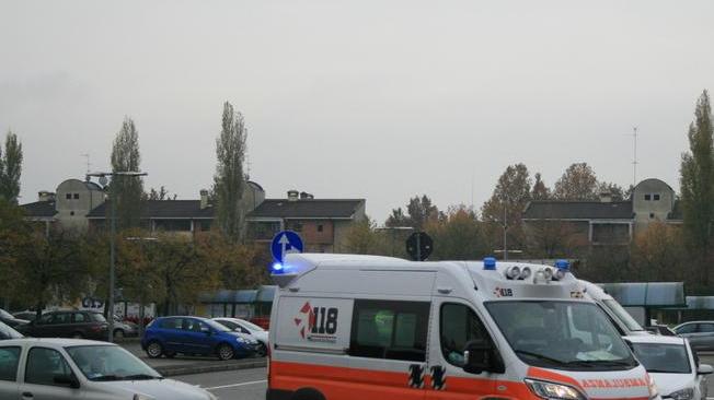 Due anziani investiti da auto mentre escono dai Portali
