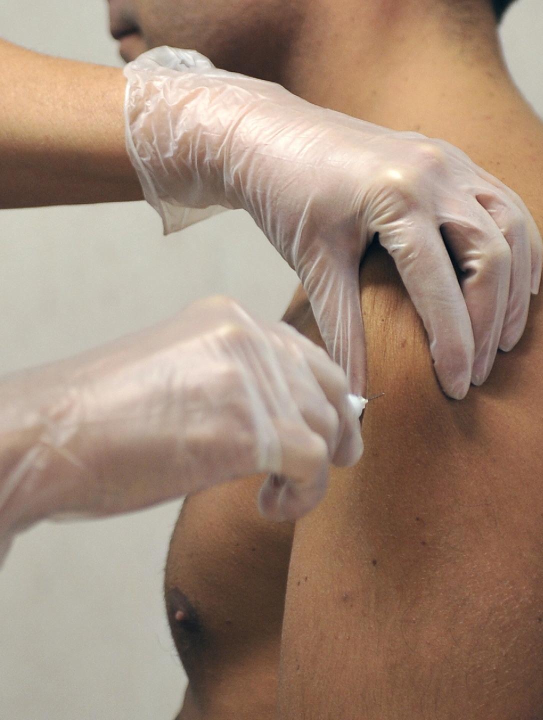 Vaccini, incontro al S. Martino e cambiano le prime date