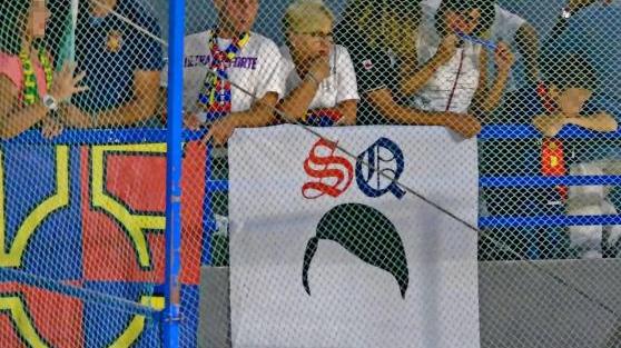 Lo striscione con l'effige stilizzata di Hitler esposto durante il derby Cgc-Forte di hockey