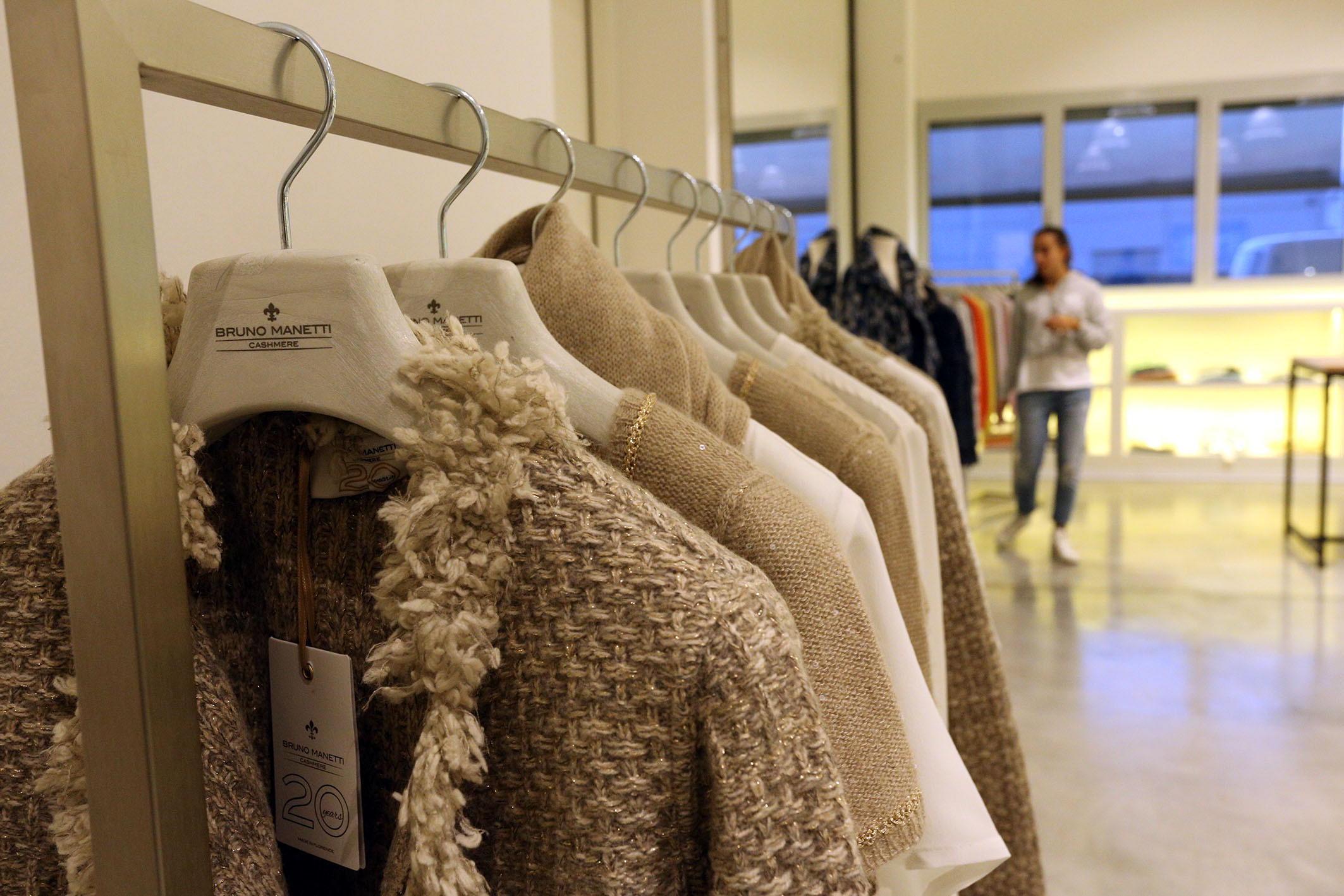 Alcuni capi della Manetti Cashmere all'interno della sede dell'azienda