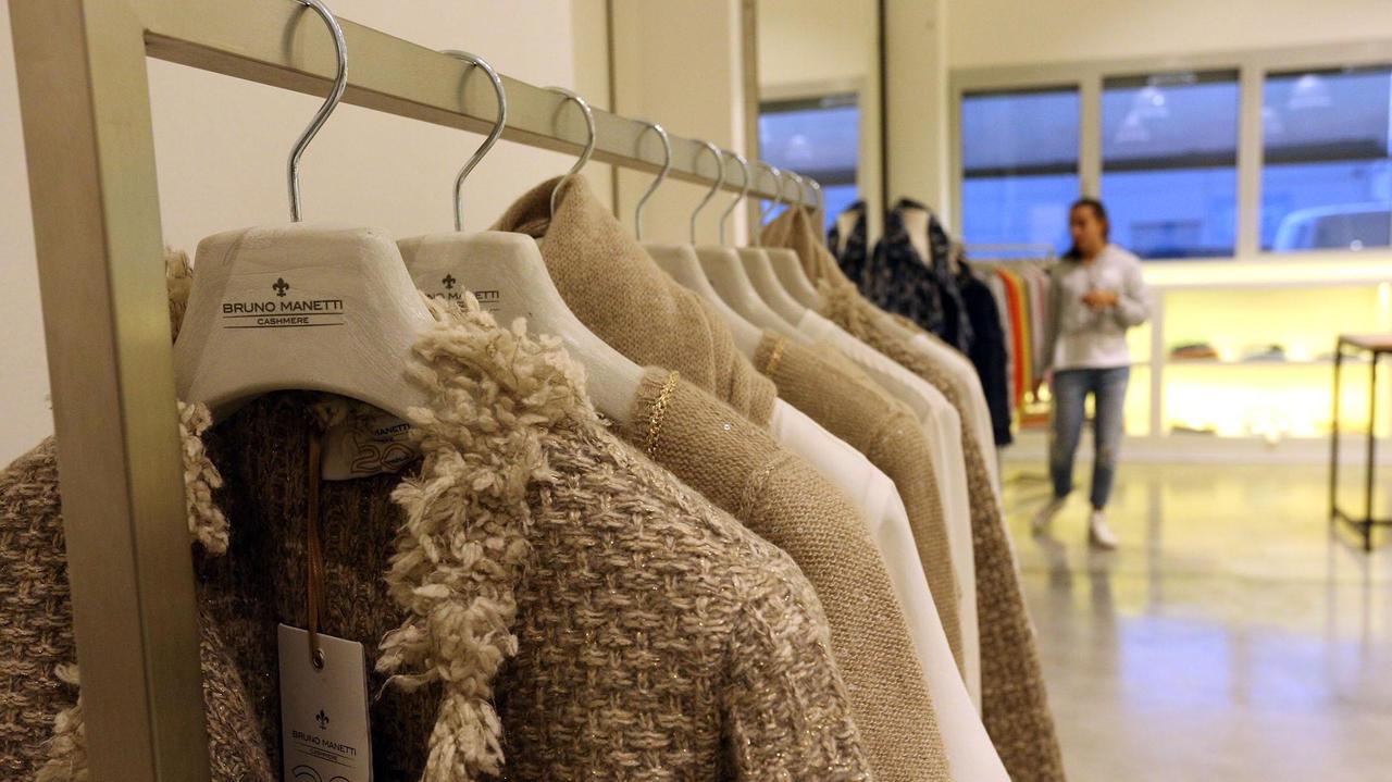 Alcuni capi della Manetti Cashmere all'interno della sede dell'azienda