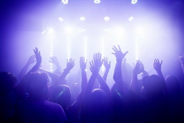 Spruzzano spray urticante in discoteca: scatta l'evacuazione