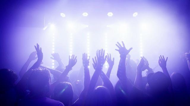 Spruzzano spray urticante in discoteca: scatta l'evacuazione