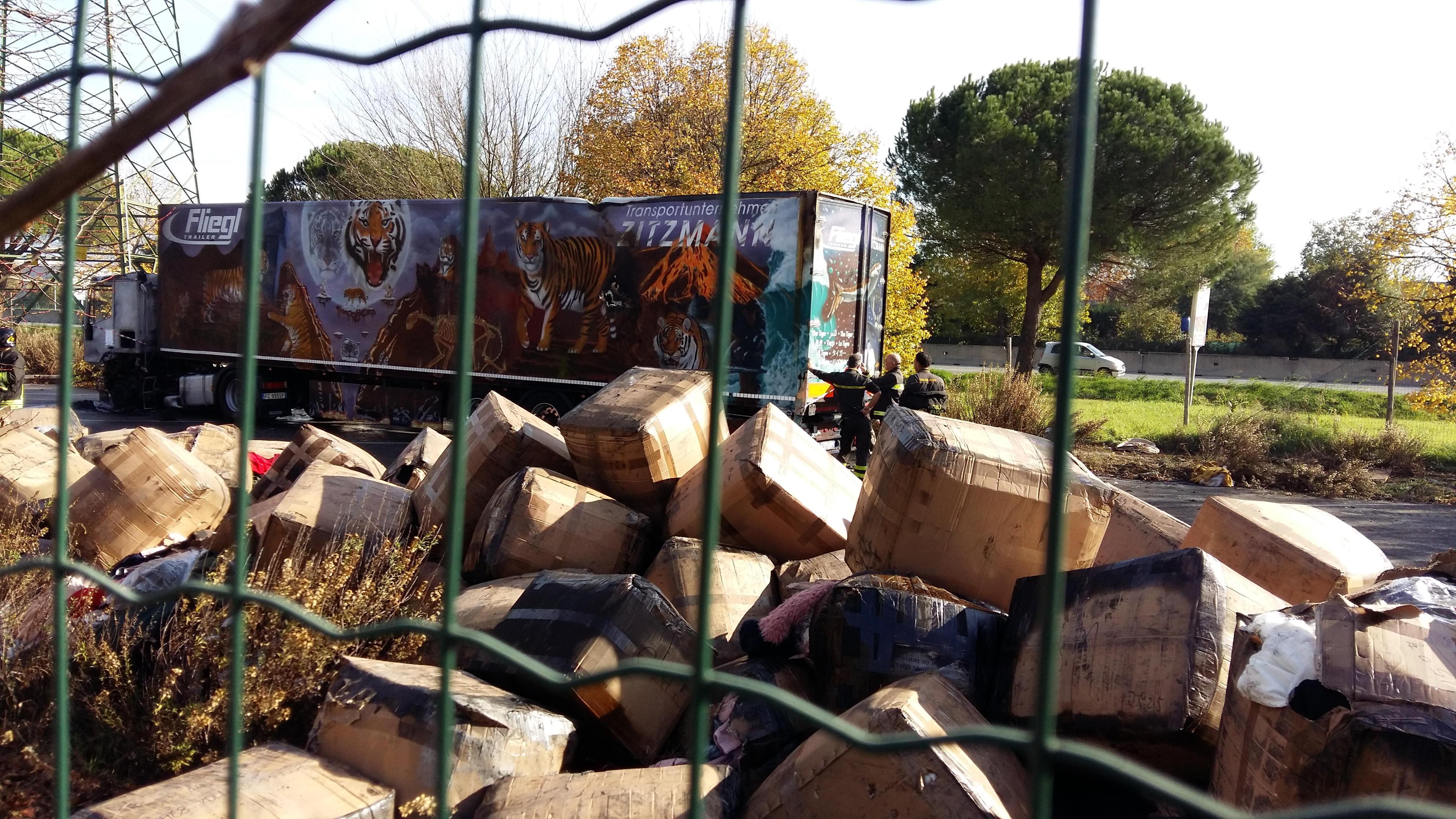 L'autoarticolato dato alle fiamme al Macrolotto di Iolo